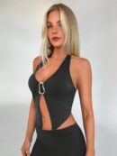 Top Halter Negro con Colgante de Metal y Abertura Frontal