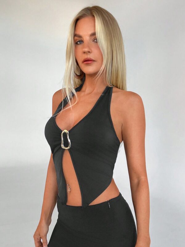 Top Halter Negro con Colgante de Metal y Abertura Frontal - Image 69