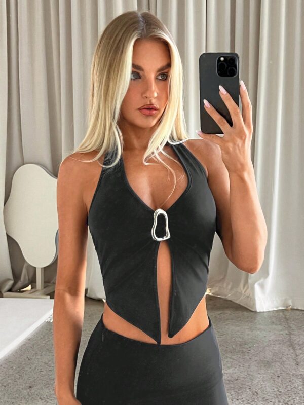 Top Halter Negro con Colgante de Metal y Abertura Frontal - Image 70