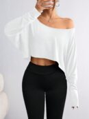Remera Asimétrica de Manga Larga, Corte Cropped y Cuello Desnudo