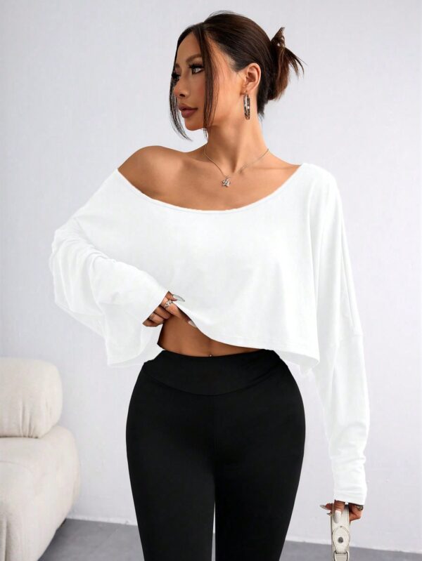 Remera Asimétrica de Manga Larga, Corte Cropped y Cuello Desnudo - Image 9