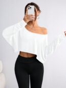 Remera Asimétrica de Manga Larga, Corte Cropped y Cuello Desnudo