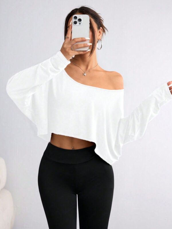 Remera Asimétrica de Manga Larga, Corte Cropped y Cuello Desnudo - Image 10