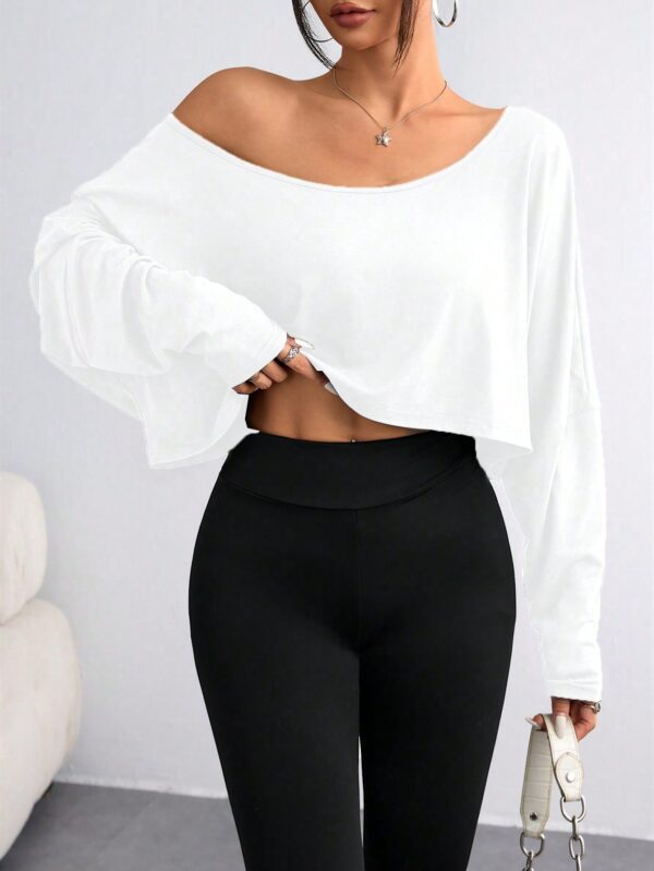 Remera Asimétrica de Manga Larga, Corte Cropped y Cuello Desnudo - Image 11