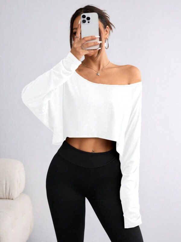 Remera Asimétrica de Manga Larga, Corte Cropped y Cuello Desnudo - Image 12