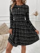 Vestido Corto a Cuadros con Manga Larga y Cuello Redondo