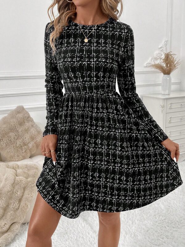Vestido Corto a Cuadros con Manga Larga y Cuello Redondo - Image 3