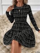 Vestido Corto a Cuadros con Manga Larga y Cuello Redondo
