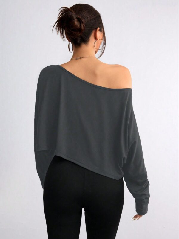 Remera Asimétrica de Manga Larga, Corte Cropped y Cuello Desnudo - Image 22