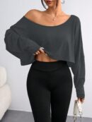Remera Asimétrica de Manga Larga, Corte Cropped y Cuello Desnudo