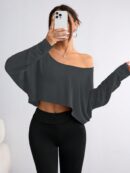 Remera Asimétrica de Manga Larga, Corte Cropped y Cuello Desnudo