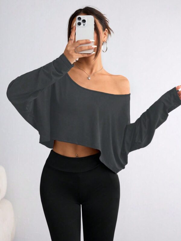 Remera Asimétrica de Manga Larga, Corte Cropped y Cuello Desnudo - Image 24