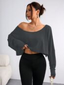Remera Asimétrica de Manga Larga, Corte Cropped y Cuello Desnudo