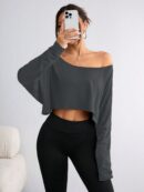 Remera Asimétrica de Manga Larga, Corte Cropped y Cuello Desnudo