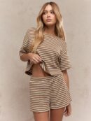 Conjunto Casual de Camiseta y Shorts a Rayas con Hombros Caídos