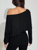 Remera Asimétrica de Manga Larga, Corte Cropped y Cuello Desnudo