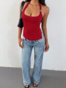 Top Estilo Halter con Espalda Descubierta y Detalles Metálicos