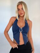 Top Halter Negro con Colgante de Metal y Abertura Frontal