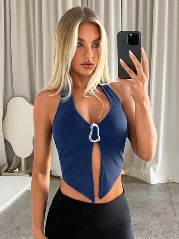 Top Halter Negro con Colgante de Metal y Abertura Frontal - Image 84