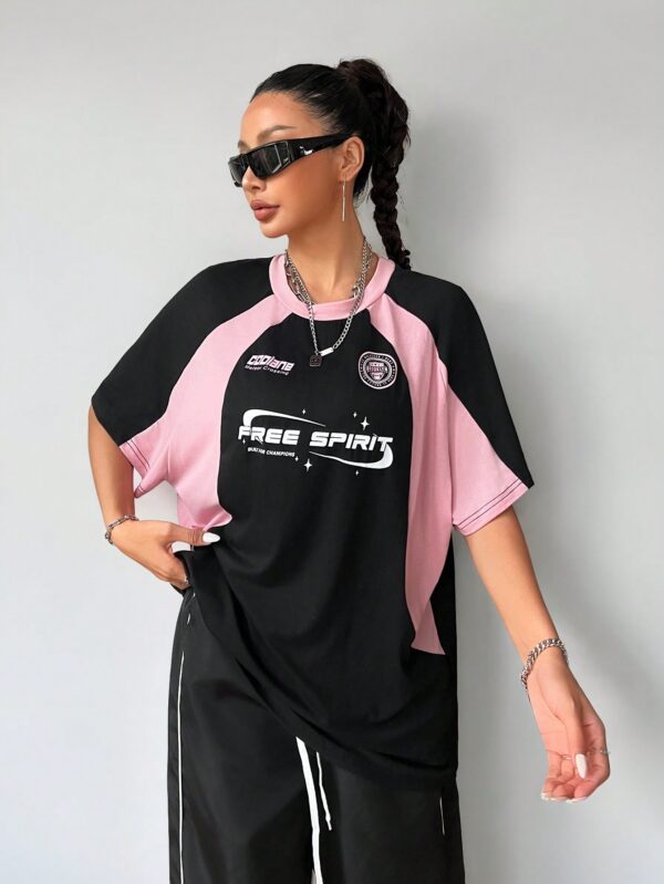 Remera Oversize Deportiva con Estampado de Bloques de Colores - Image 3