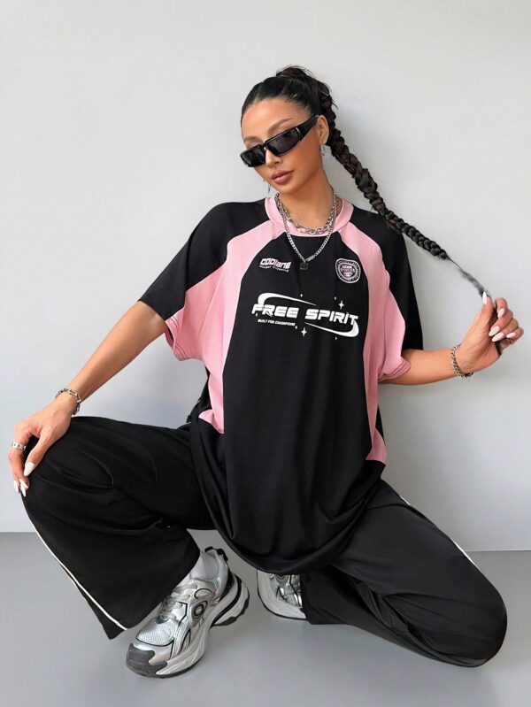 Remera Oversize Deportiva con Estampado de Bloques de Colores - Image 4