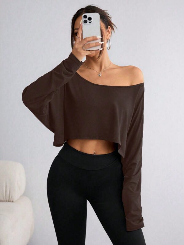 Remera Asimétrica de Manga Larga, Corte Cropped y Cuello Desnudo - Image 41