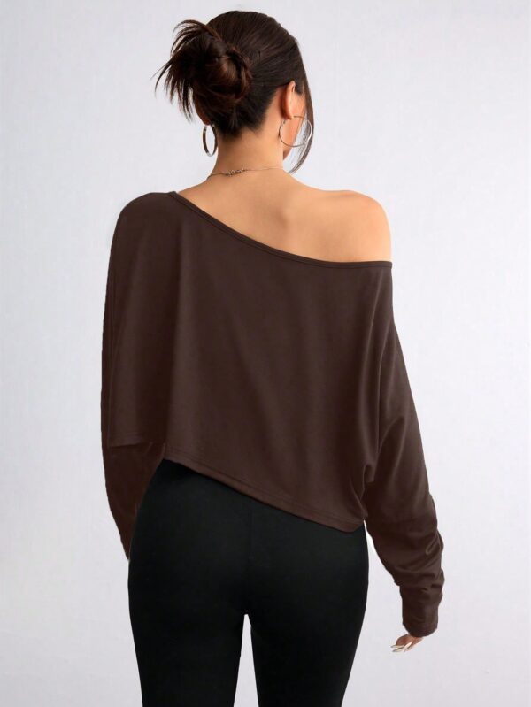 Remera Asimétrica de Manga Larga, Corte Cropped y Cuello Desnudo - Image 42