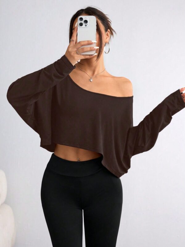 Remera Asimétrica de Manga Larga, Corte Cropped y Cuello Desnudo - Image 46