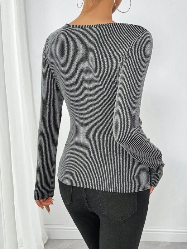 Camiseta Asimétrica Vintage con Cuello Drapeado y Manga Larga Ajustada - Image 17