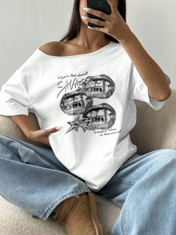 Remera Asimétrica Estampada de Hibiscus y Hombro Descubierto - Image 5