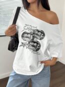 Remera Asimétrica Estampada de Hibiscus y Hombro Descubierto