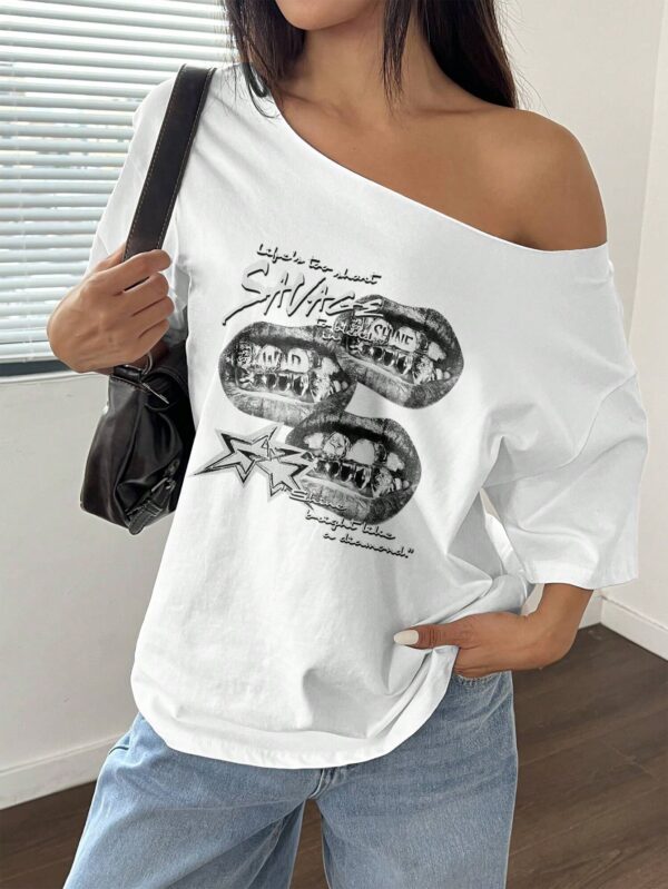 Remera Asimétrica Estampada de Hibiscus y Hombro Descubierto - Image 7