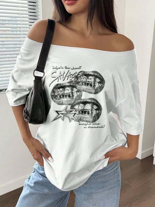 Remera Asimétrica Estampada de Hibiscus y Hombro Descubierto - Image 8