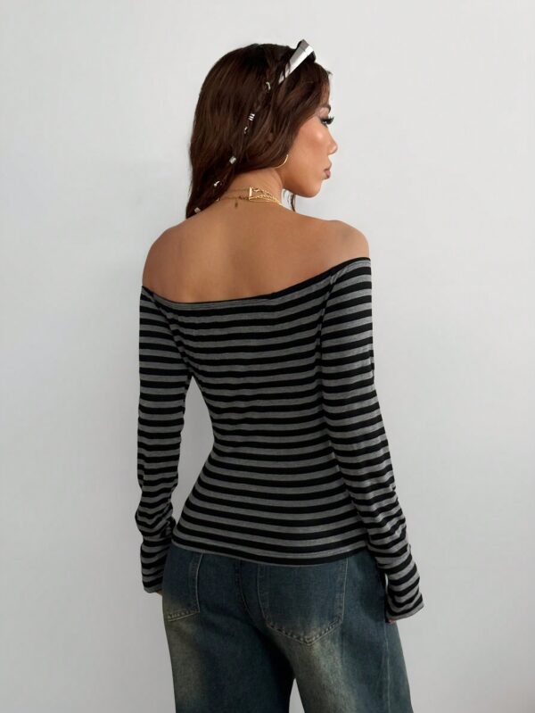 Remera a Rayas Gris y Negro, Hombros Descubiertos, Manga Larga - Image 6