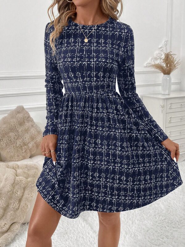 Vestido Corto a Cuadros con Manga Larga y Cuello Redondo - Image 9