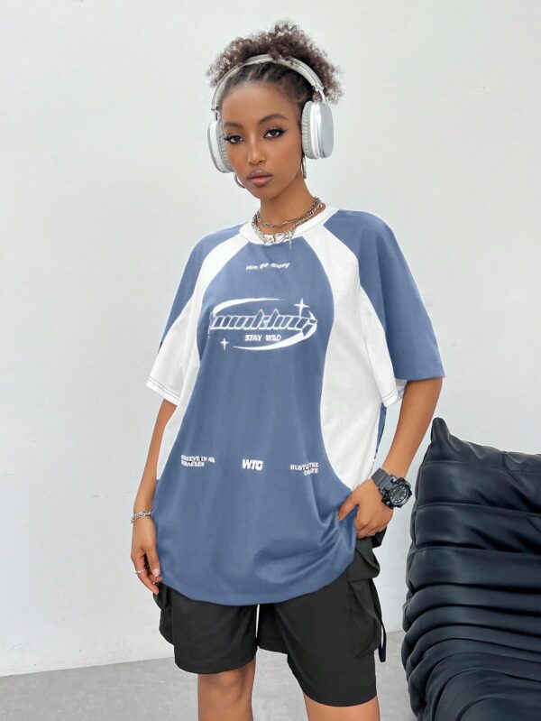 Remera Oversize Deportiva con Estampado de Bloques de Colores - Image 25