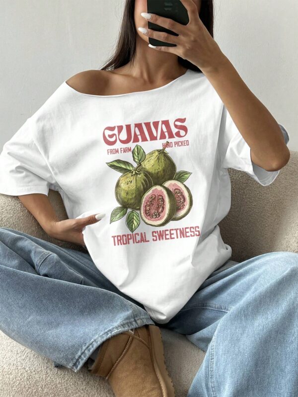 Remera Asimétrica Estampada de Hibiscus y Hombro Descubierto - Image 12