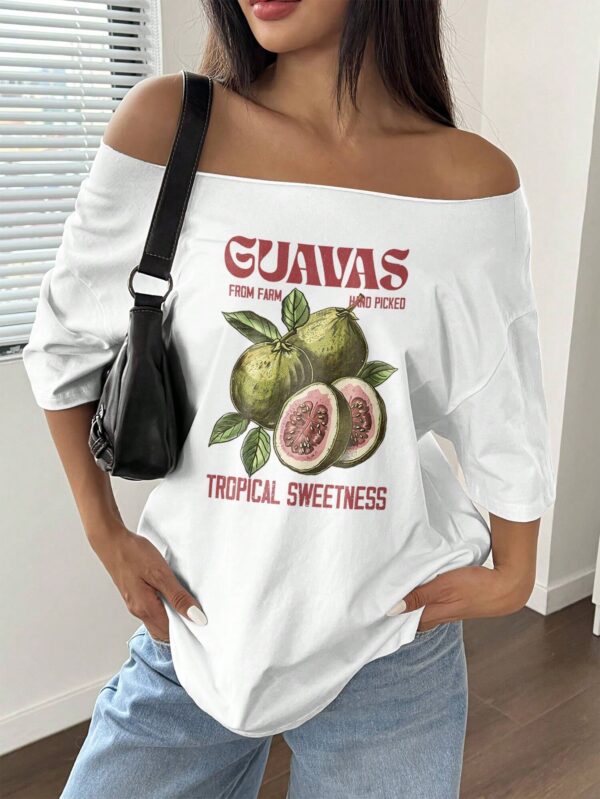 Remera Asimétrica Estampada de Hibiscus y Hombro Descubierto - Image 14