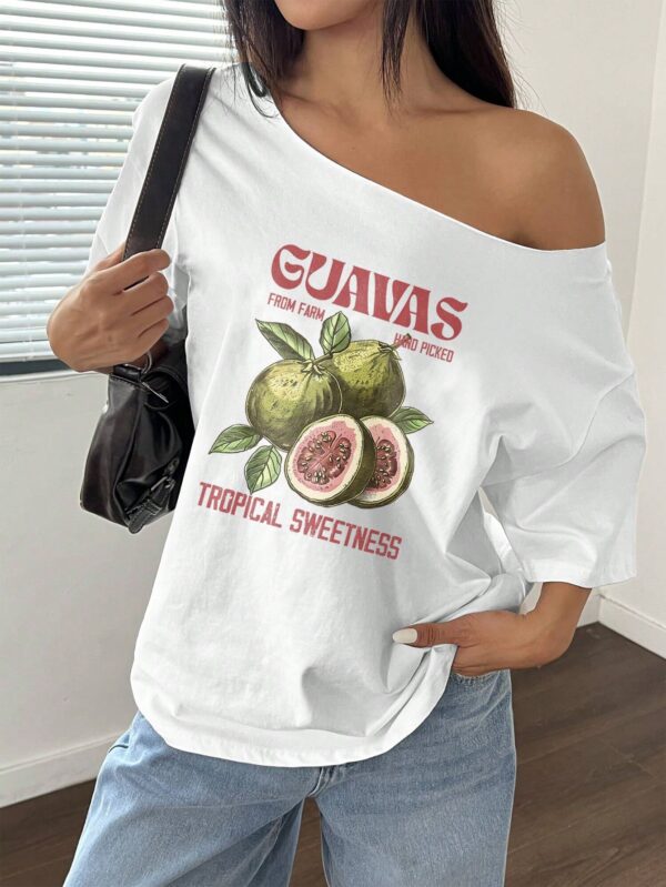 Remera Asimétrica Estampada de Hibiscus y Hombro Descubierto - Image 15