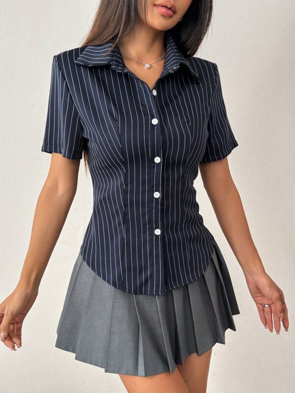 Camisa Rayada de Mujer con Botones y Manga Corta, Ajuste Slim - Image 9