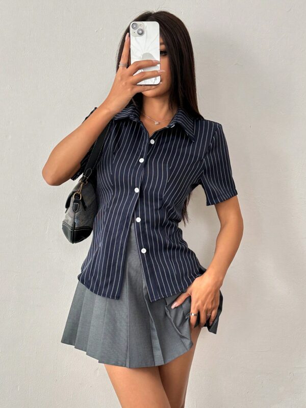 Camisa Rayada de Mujer con Botones y Manga Corta, Ajuste Slim - Image 10