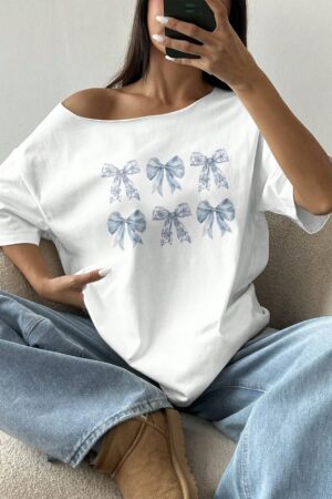 Remera Asimétrica Oversize con Detalles de Encaje y Lazo