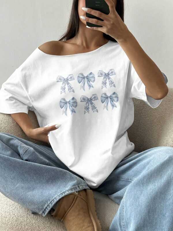 Remera Asimétrica Oversize con Detalles de Encaje y Lazo