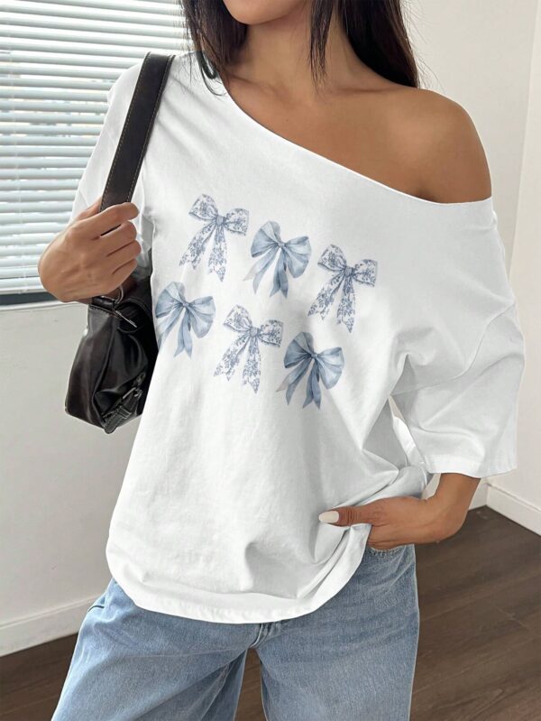 Remera Asimétrica Oversize con Detalles de Encaje y Lazo - Image 4