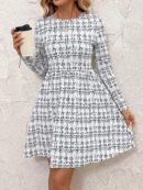 Vestido Corto a Cuadros con Manga Larga y Cuello Redondo