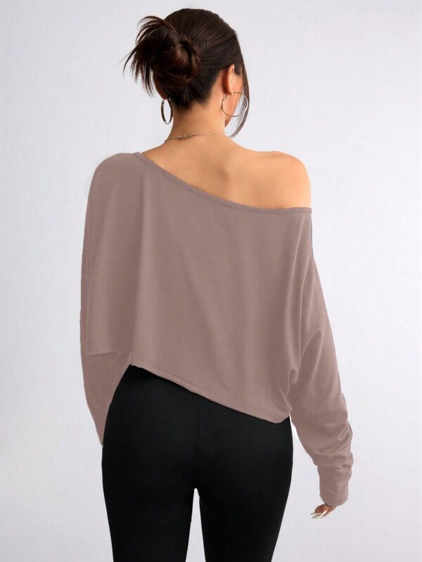 Remera Asimétrica de Manga Larga, Corte Cropped y Cuello Desnudo - Image 36
