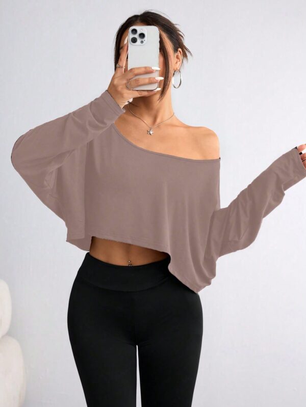 Remera Asimétrica de Manga Larga, Corte Cropped y Cuello Desnudo - Image 38