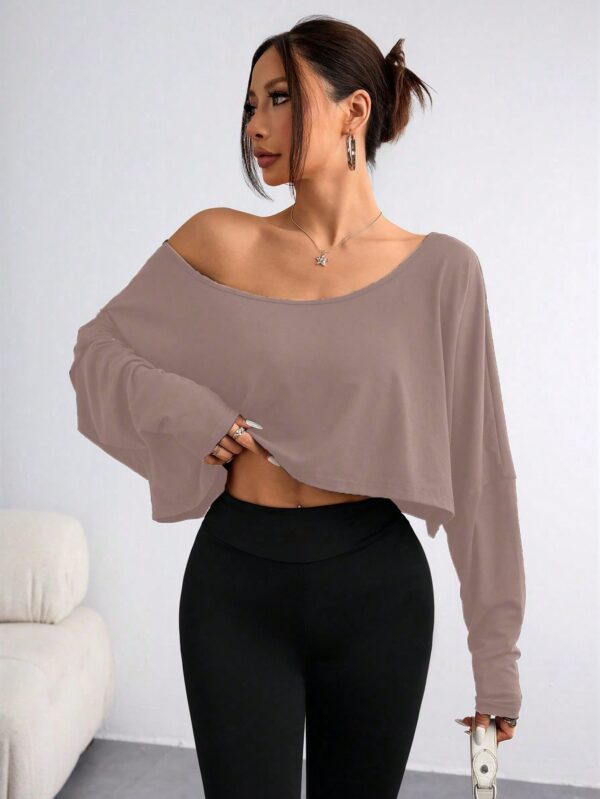 Remera Asimétrica de Manga Larga, Corte Cropped y Cuello Desnudo - Image 39