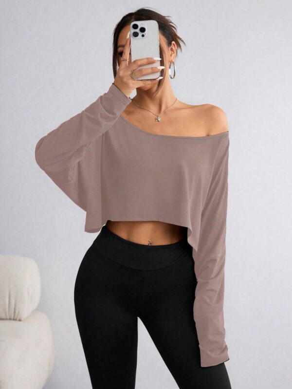 Remera Asimétrica de Manga Larga, Corte Cropped y Cuello Desnudo - Image 40