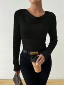 Camiseta Asimétrica Vintage con Cuello Drapeado y Manga Larga Ajustada